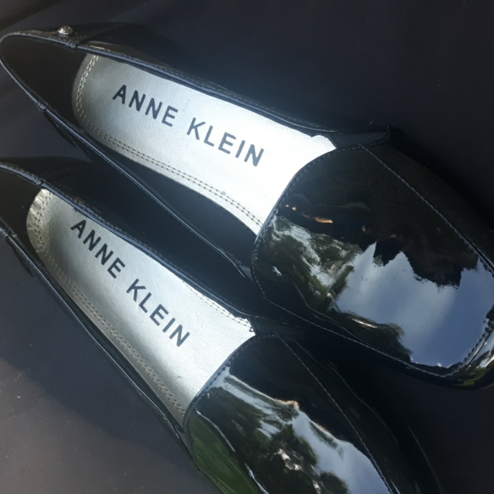 ANNE KLEIN BLACK PATENT